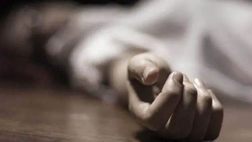 ব্যাঙ্ক থেকে ফেরার পথে রহস্যজনক নিখোঁজ! ক্লাব ঘর থেকে গৃহবধূর ঝুলন্ত দেহ উদ্ধার