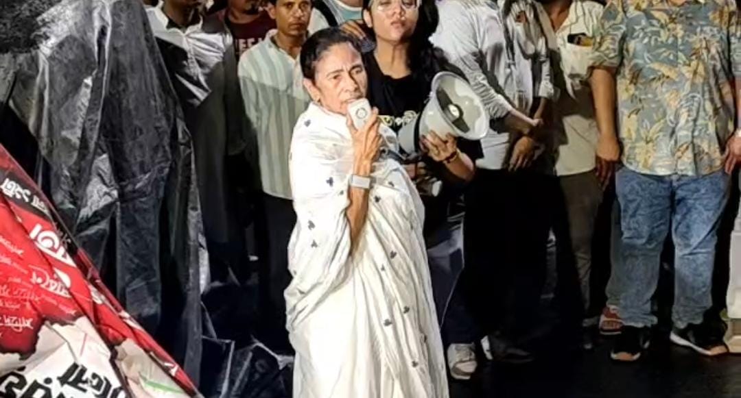 তৃণমূলের একুশের মঞ্চ ভাঙচুর! গভীর রাতে সভাস্থলে মমতা-অভিষেক, ব্যানার-পোস্টার ছেঁড়ার তীব্র প্রতিবাদ দলনেত্রীর